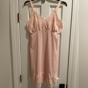 Lady Love Vintage slip dress Women’s size 38. US medium/8. 100% nylon, lace dtl